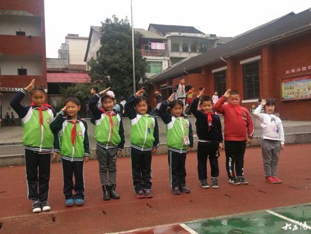 益阳这几个孩子向武警战士行队礼获赞无数