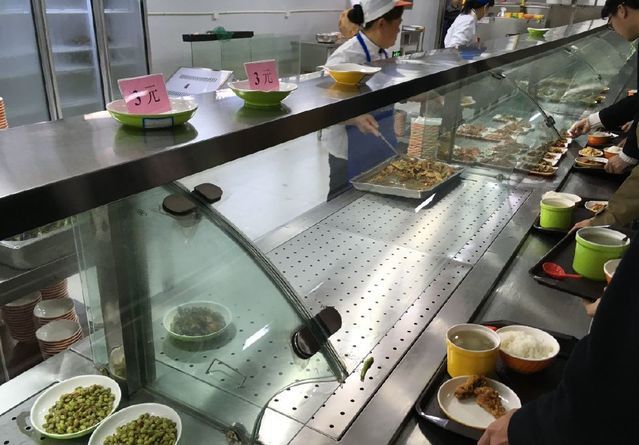学校一荤一素9块钱 却只有一块鱼肉 学生气愤 食堂快吃不起了 食堂 外卖