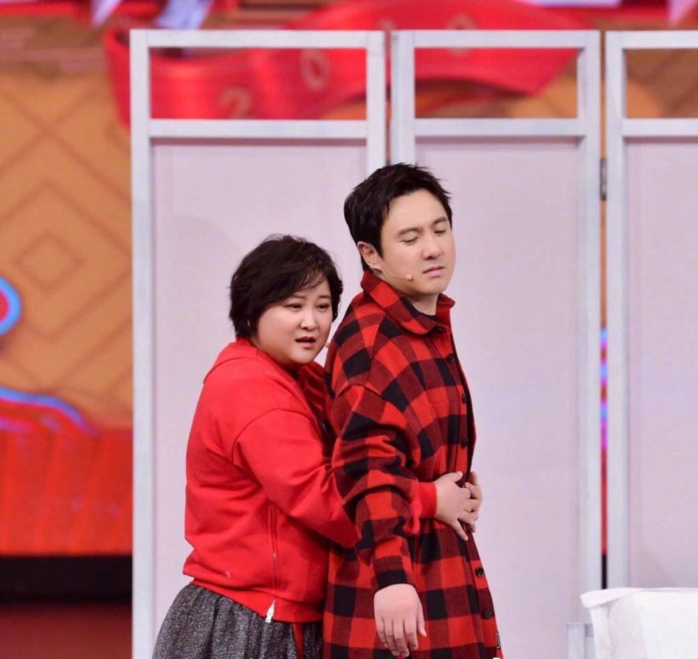 贾玲沈腾两兄妹大开眼界,见到关晓彤的蛇精腰,眼睛都瞪大了