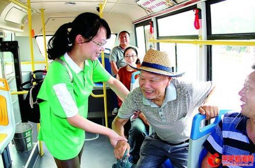 在上下班高峰期限制老年人乘坐公交车真能缓解交通压力?