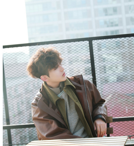 蔡徐坤尝试"泡面头"造型,画风变帅气,像漫画中走出来的男主角