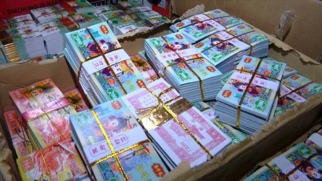 "英镑""美元"都有,这款冥币上面是天地中央银行,头像是玉皇大帝