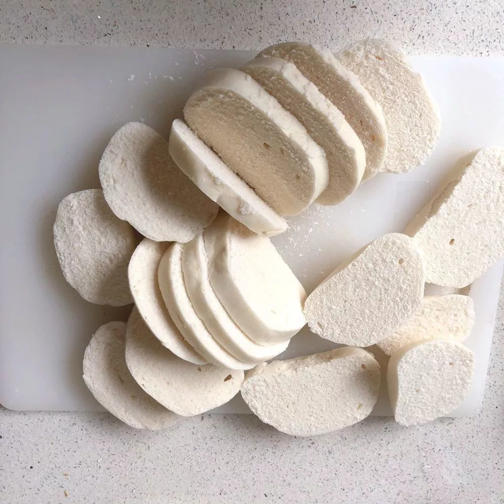 蒜香馒头片:色泽金黄,香气四溢,咬一口嘎嘣脆,好吃!