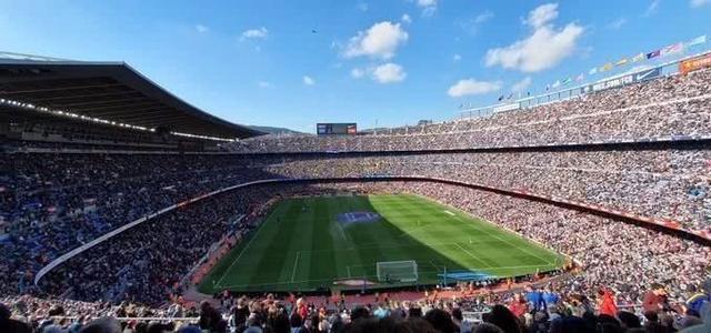 万人空巷!为见证加泰罗尼亚球王之争,近10万人