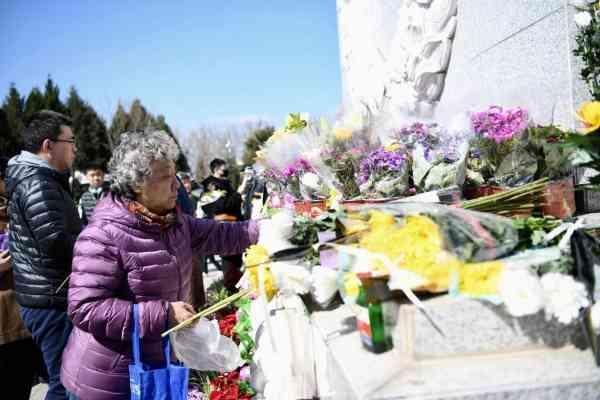 北京生态葬推出电子墓碑,扫码可看逝者生平文字,照片和视频