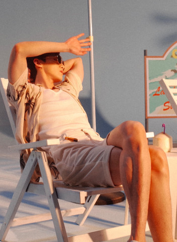 白敬亭室内晒"日光浴",造型充满夏威夷风,却被腿毛抢镜了!