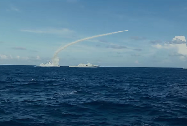 战狼2最感人的情节,不是那句开炮,而是他下意识的那个动作