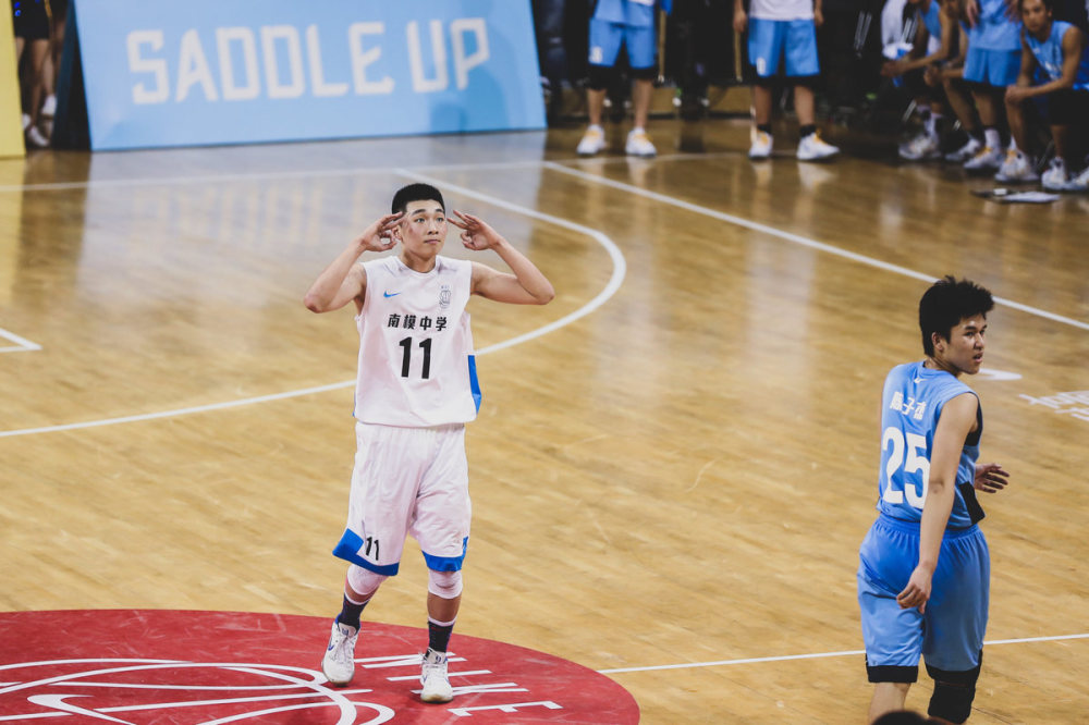 南模胜上中国际夺冠吴泽昊庆祝三分球队剪网庆祝