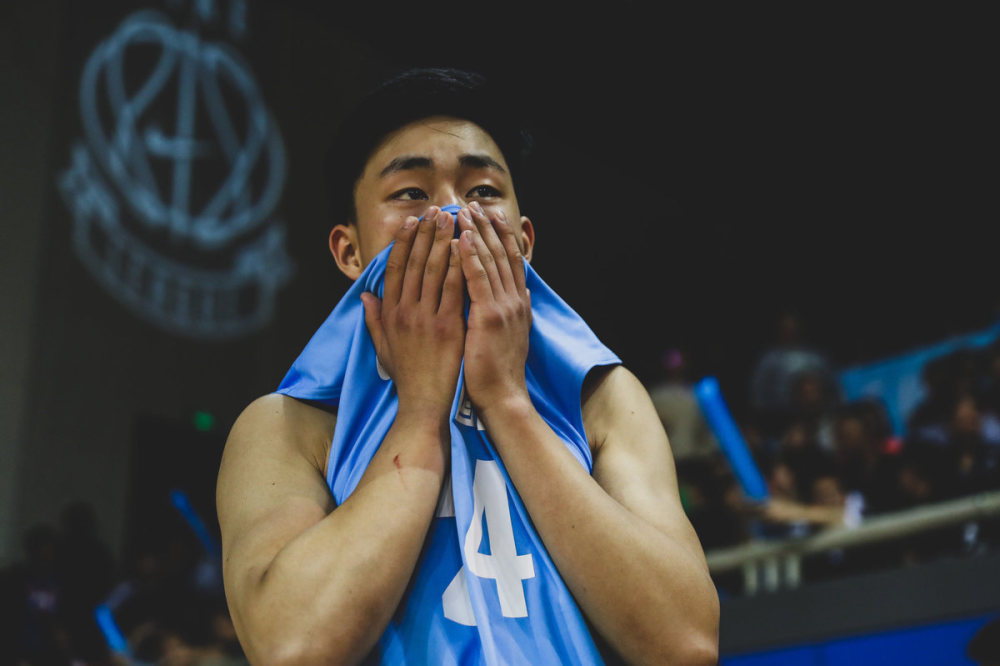 南模胜上中国际夺冠 吴泽昊庆祝三分球队剪网庆祝