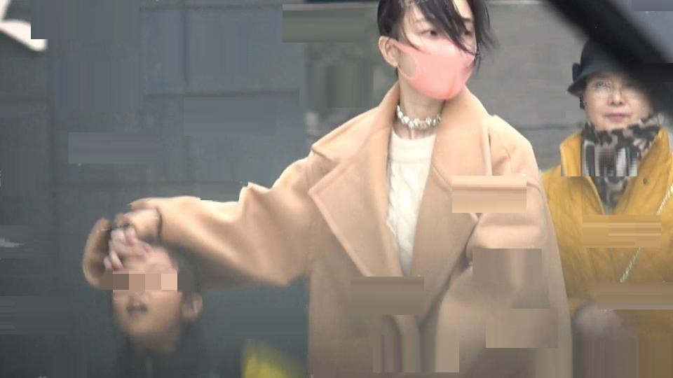 李小璐母亲接甜馨放学一脸冷漠,疑为贾乃亮被