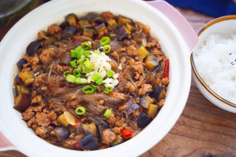 肉末茄子粉丝煲,茄子香辣不油腻,粉丝顺滑好入味,完美家常菜