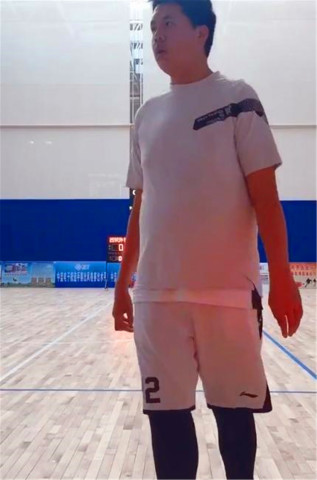 王治郅15岁儿子王熙麟身高达2.05米,你认为他的未来可期?