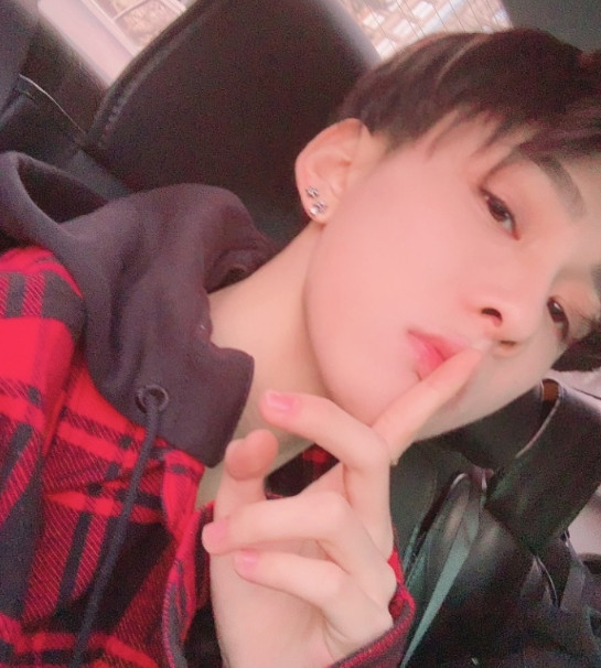 套路璐为了证明自己不丑怒晒证件照网友p的吧