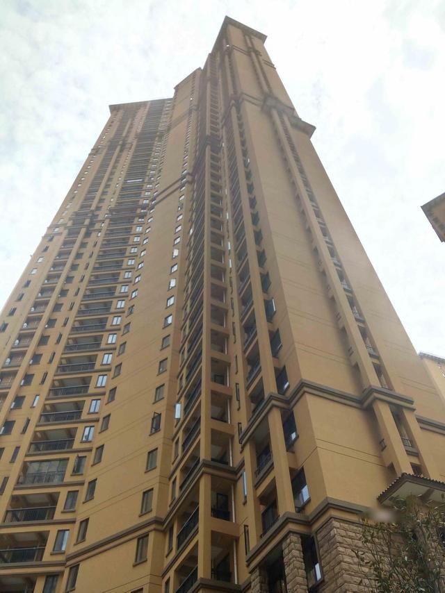 这种房子不要买,公摊面积大了好几平,多花不少