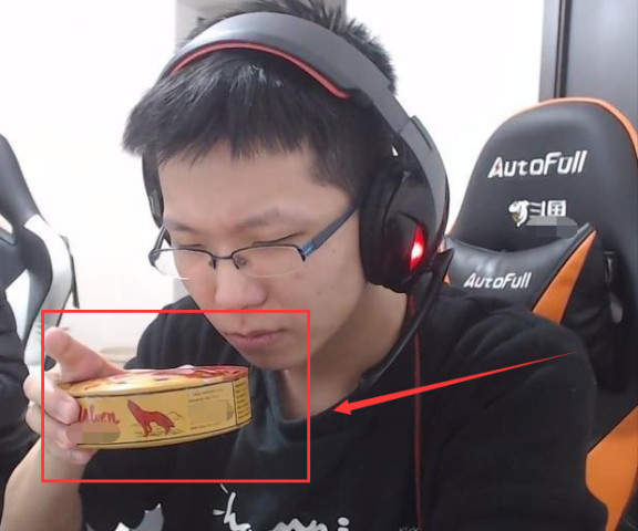 猫都嫌弃的鱼罐头,余小c直播吃了!还没哭着说完评价就走了?