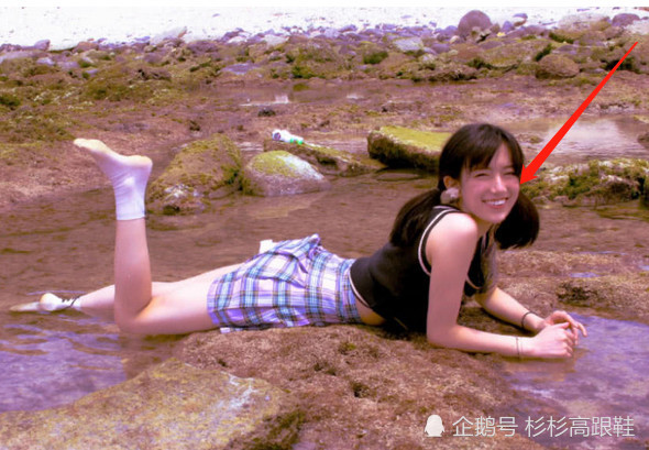 虽然黑尾酱的身价这么高,但是她却可以这么接地气的直接把脚伸到小河