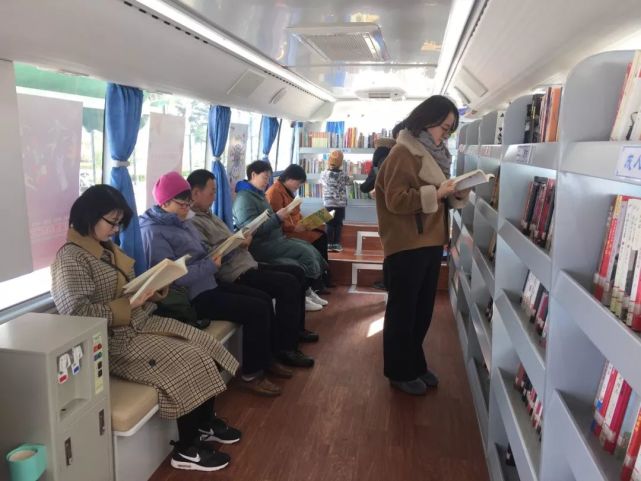 烟台一路书香流动驿站启动公交车上也能读书啦