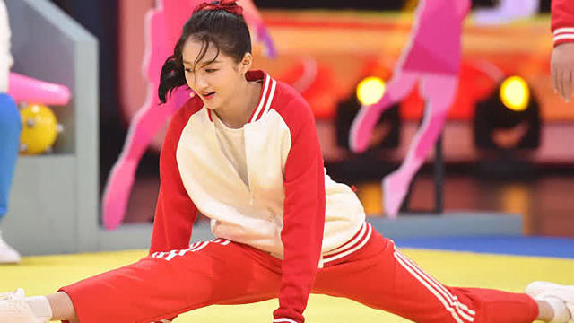 有一种"无影腿"叫关晓彤,当她劈叉的时候,一个屏幕都放不下