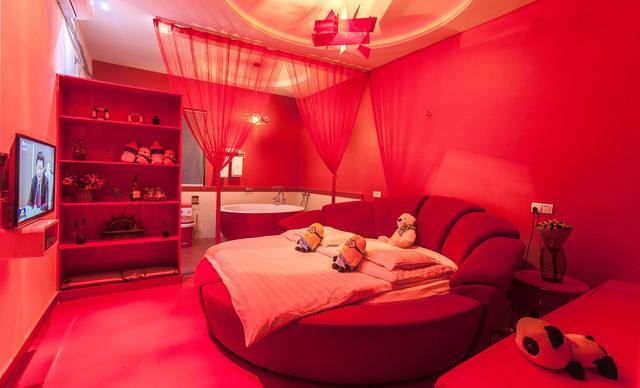 情侣"主题酒店"的水床装的是"真水"吗?答案你肯定想不到!