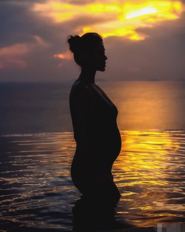 胡杏儿挺孕肚拍唯美泳装照 与儿子相视一笑温馨有爱