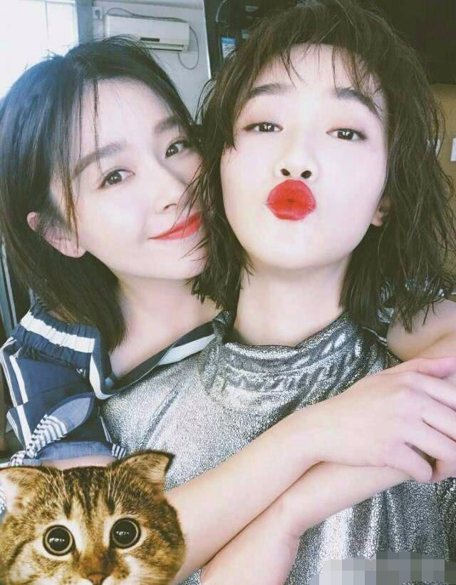 阚清子蓝盈莹穿姐妹装,妆容精致嘟嘴卖萌,简直好看到没朋友!