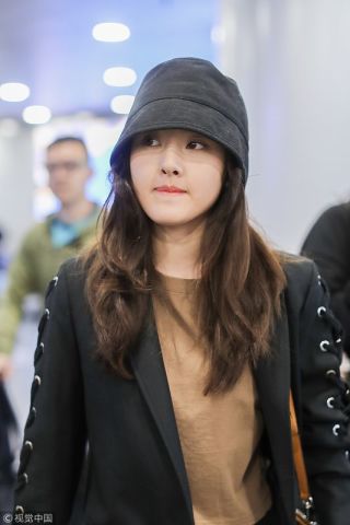 宋祖儿机场现身,戴着帽子犹如邻家女孩,摘下帽子宛如仙女下凡