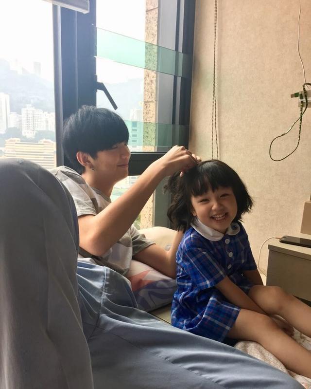 张丹峰|洪欣带女儿逛动物园，6岁彤彤身高到妈妈腰间，不见张丹峰陪同