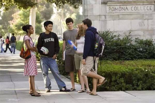 坚持人<a href='/Gaokao/Professional/Details/050000'>文学</a>科教育为主的波莫纳文<a href='/Gaokao/Professional/Details/070000'>理学</a>院，曾在2013福布斯大学排行榜高居第二