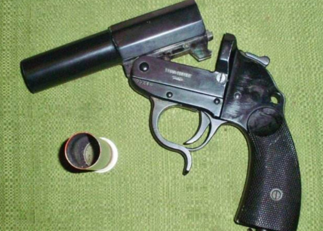 现实中信号枪长什么样这种枪真的能召唤空投吗