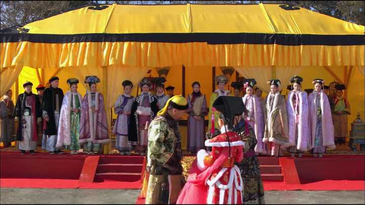 安陵容冰嬉这场戏,后面众人只是一个背景却表情各异,心疼果郡王