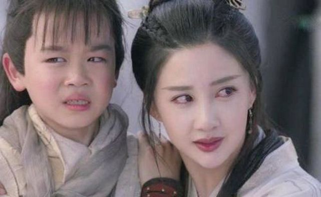 例如一出场就惊艳到观众的殷素素,殷素素是白眉鹰王殷天正的女儿