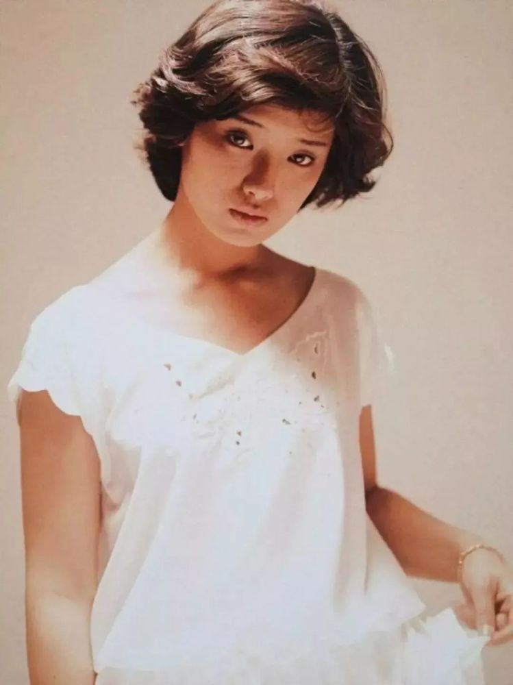 一时间,山口百惠隐退的消息,成为当年娱乐圈最炙热,最火爆的新闻.