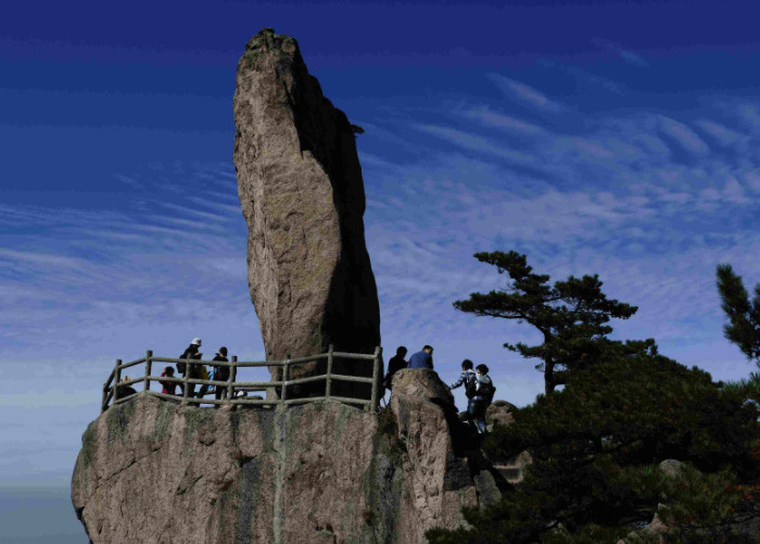 世界上这三块石头,英国挪威各一块,中国的叫飞来石!