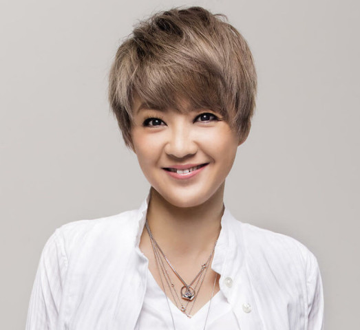 香港乐坛天后级女歌手,王菲林忆莲不相上下,最