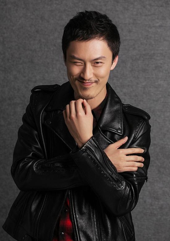 曾经的《东北往事》里面的刘海柱,如今的大腕娱乐的当家笑星