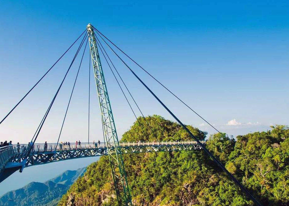 世界上最惊险的观光桥,悬在687米的高空,却只用一根支柱承重