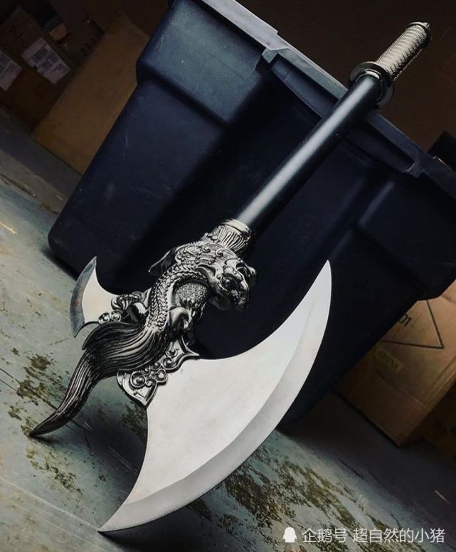 昊天斧:斧柄处与斧刃处相互连接的一种异兽是专门管辖昊天的一种神兽.