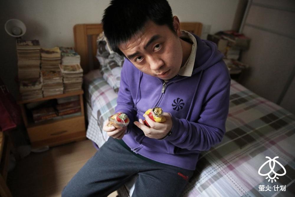 萤火故事:大龄自闭症患者的三年 动手打妈妈也会亲亲妈妈_腾讯新闻