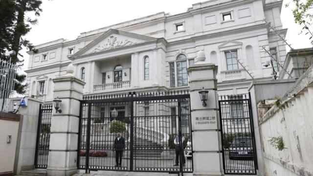 刘銮雄或被移交澳门服刑,四大汉站豪宅门口,甘比照常送女儿上学