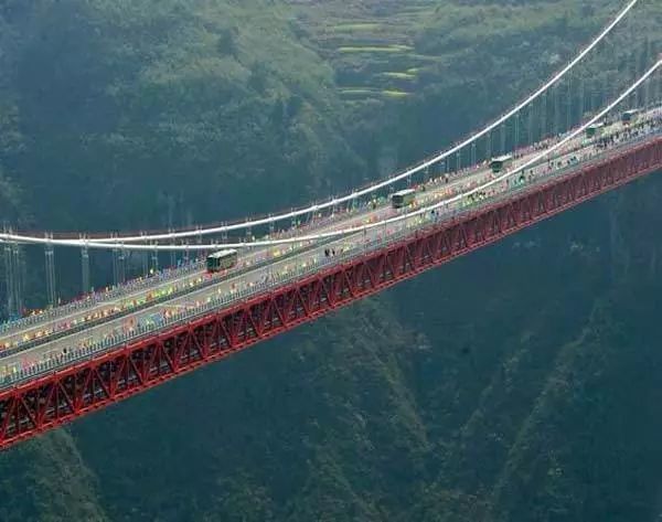 四渡河大橋,500米高空駛過的汽車