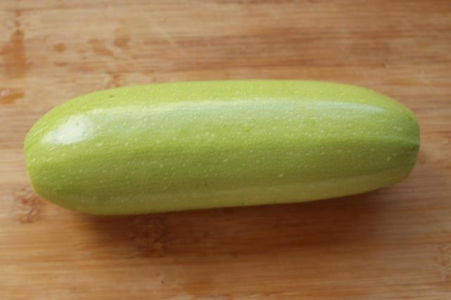 1,这个就是西葫芦,学名.也叫茄瓜,松瓜,茭瓜等,各地均不同.