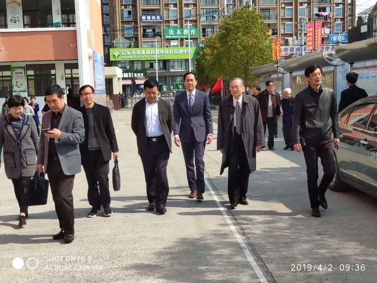 今天上午,美籍华人企业家陶锦硕先生来吕四桂林小学参观考察