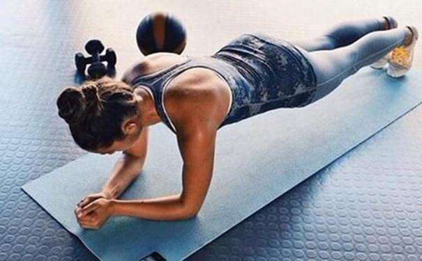 驼背就这样训练,记住这几个动作,矫正起来并不难