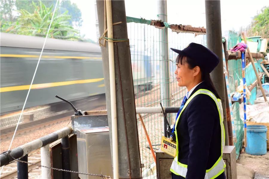 道口故障报警装置 迅速通知车站封锁线路区间 将即将从道口经过的列车