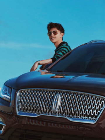 邓伦开豪车拍写真,像成功商人,去打篮球身姿很矫健