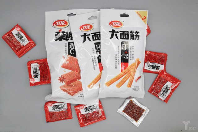 卫龙辣条制作车间曝光,怪不得没有以前好吃,网友:这样没有灵魂