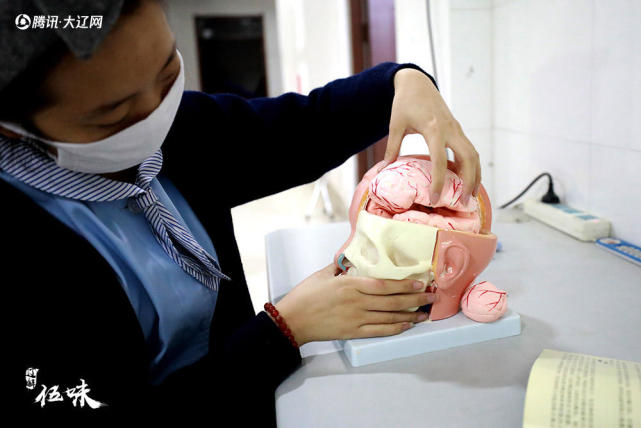 90后美女遗体整容师每天修复几十具尸体从不和人主动握手