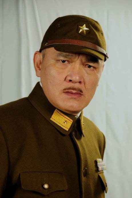 娱乐圈老戏骨,成名后抛妻弃子娶小12岁娇妻,今62岁活成这样