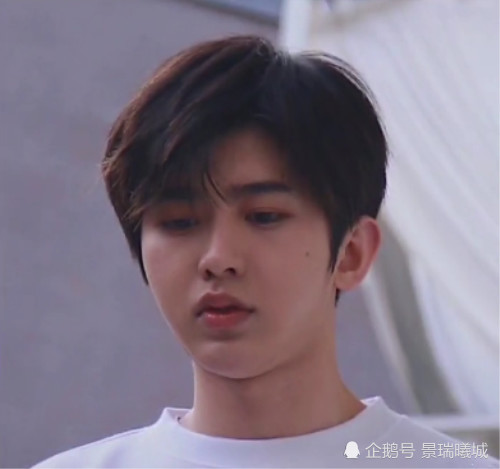 谁说一胖毁所有?蔡徐坤胖出双下巴后,才知道什么叫"富态男神"