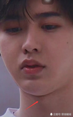 谁说一胖毁所有?蔡徐坤胖出双下巴后,才知道什么叫"富态男神"